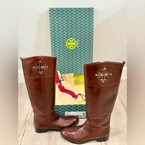 TORY BURCH Kiernan Almond Brown Galleon Leather Tall Logo Boots Size 7.5 EUC